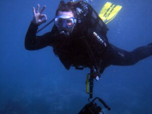 Nicole mit Arbeitsgerät in Playa Paraíso
